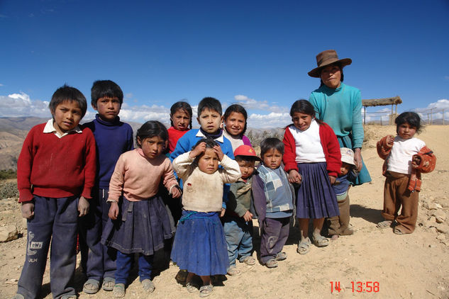 Niños del Pueblo de Huancarani ( Cusco Paucartambo - PERU ) Arquitectura e interiorismo Blanco y Negro (Digital)