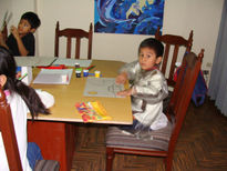 Niños pintando