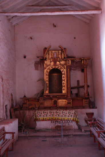 INTERIOR DE LA IGLESIA DE MARAS  ( Cusco Peru ) 