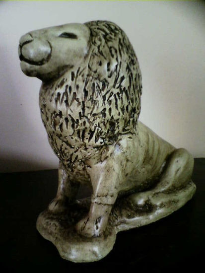 León Terracota Figurativa