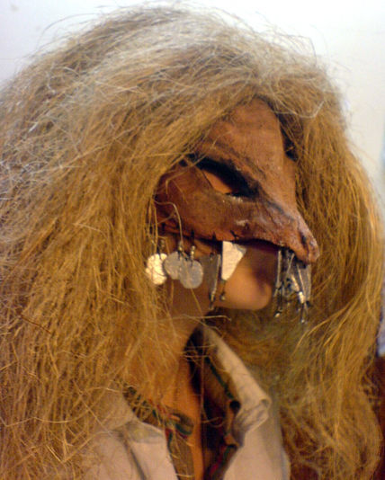 Mascara y peluca.
