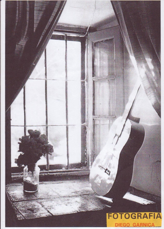 guitarra en  la ventana