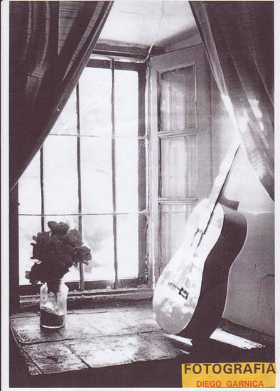 guitarra en  la ventana 