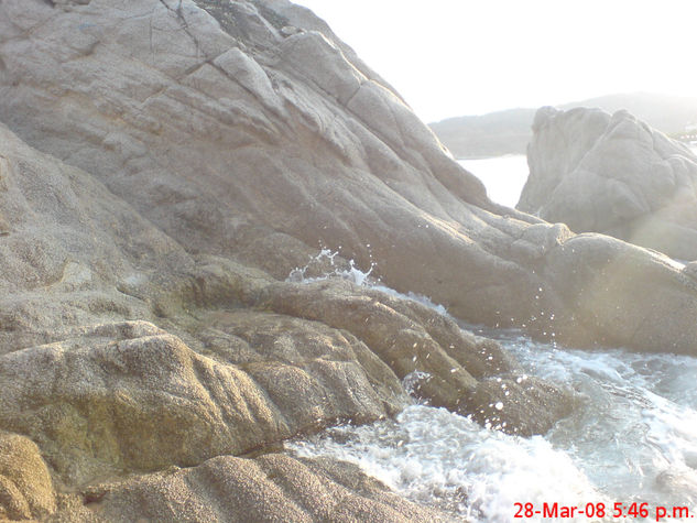 Peñasco en Huatulco - atacado por el agua 