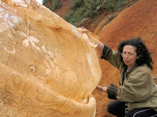 tinturando tela con tierra ocre para obra 