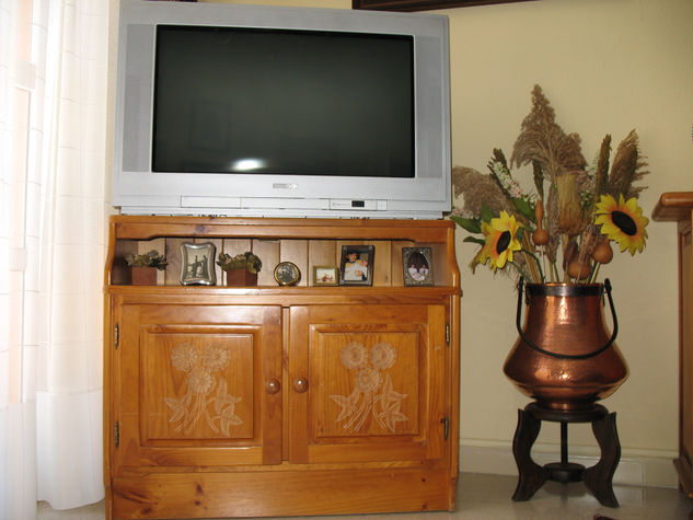 NUM. 9.443 - MUEBLE TELEVISION TALLADO 