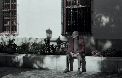 Anciano en la plaza...