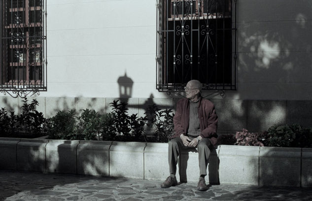 Anciano en la plaza desaturado 