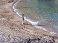 Sola, en la playa.