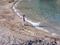 Sola, en la playa.