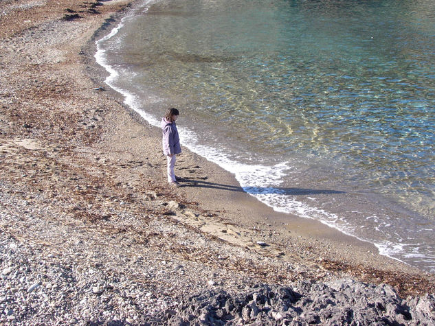 Sola, en la playa. 