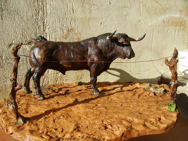 TORO EN EL CERCADO Cerámica Figurativa