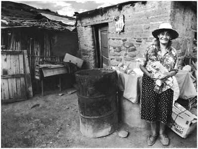 Doña juana en su entorno Retrato Blanco y Negro (Química)