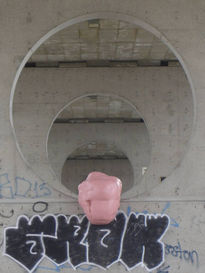 Chicle bajo el...