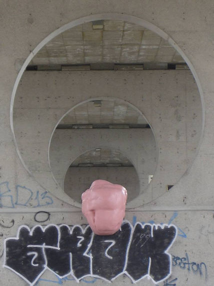 Chicle bajo el...