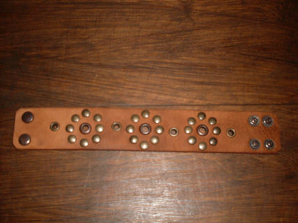 Pulsera con remaches