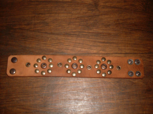 pulsera con remaches