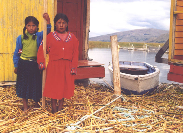 Escuela flotante Los Uros, (Puno, Peru) 