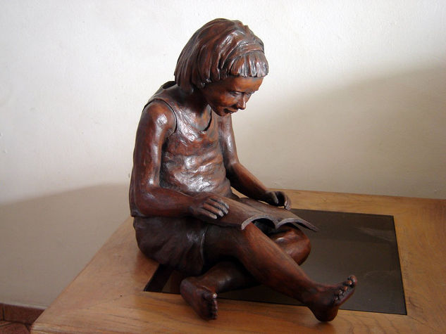 Niña leyendo Cerámica Figurativa