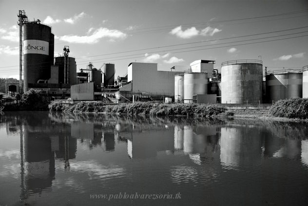 REFLEJO DE UNA FÁBRICA