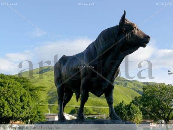 Escultura del toro en Las delicias