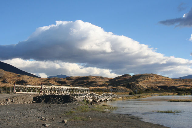 puente sobre aguas tranquilas 