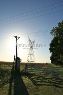 Campo con torres de...