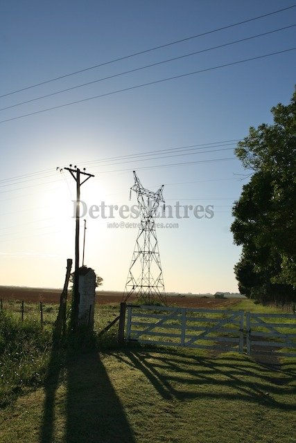 Campo con torres de...