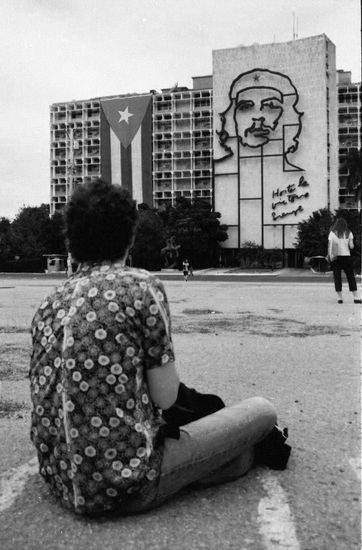 Contemplando al Che Fotoperiodismo y documental Blanco y Negro (Química)