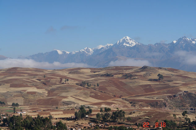 VISTA PANORAMICA DE LAS ALTURAS DE CHINCHEROS  ( Cusco - Peru ) 