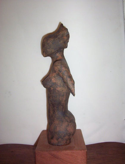 mujer con cresta Pottery Figurative