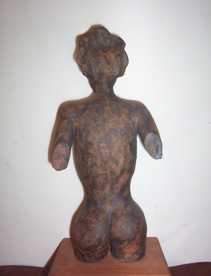 mujer con cresta Cerámica Figurativa