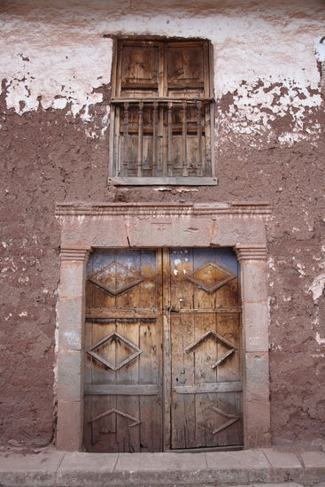 PUERTA  y BALCON  ( Pueblo Zurite  CUSCO- PERU ) 