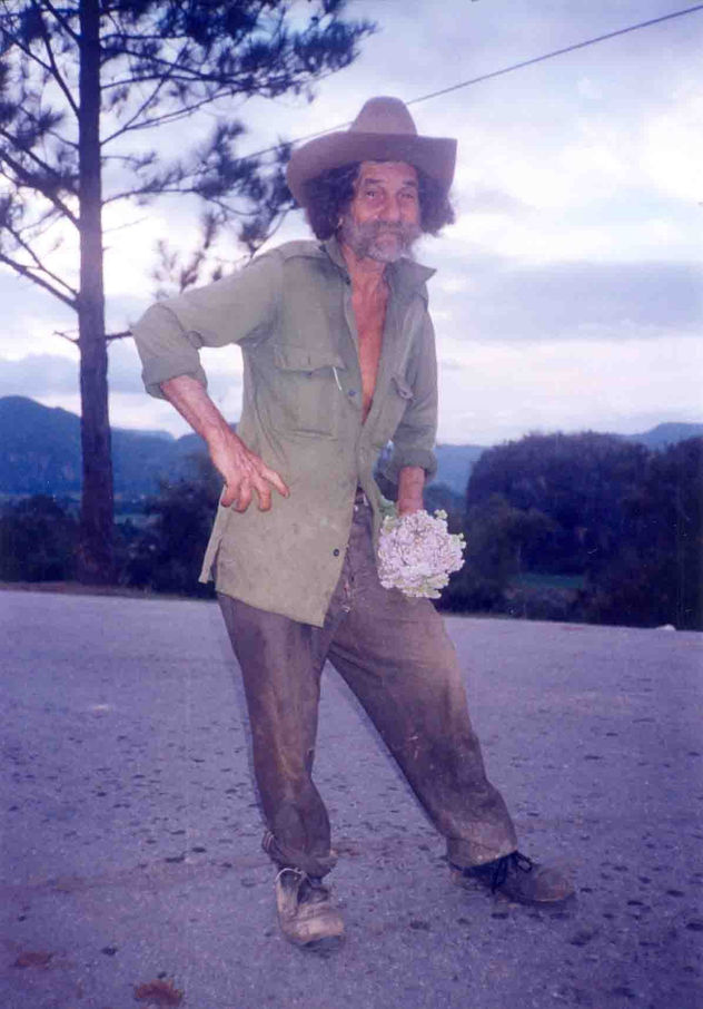 Campesino portando flores