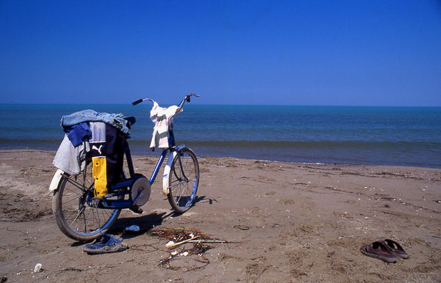 Bicicleta en la playa Photojournalism and Documentary Color (Manual)