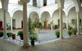 Patio de columnas decorado