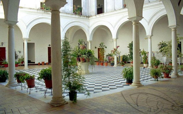 Patio de columnas decorado 