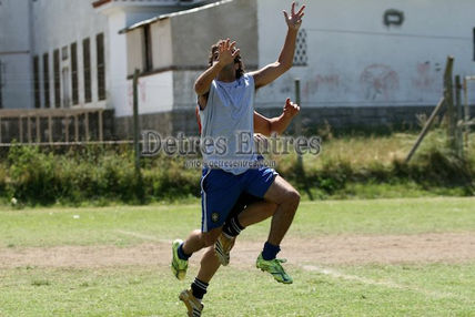 Disputando la pelota