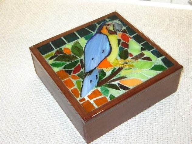 Caja Decorada Mosaico de Vidrio - Guacamaya