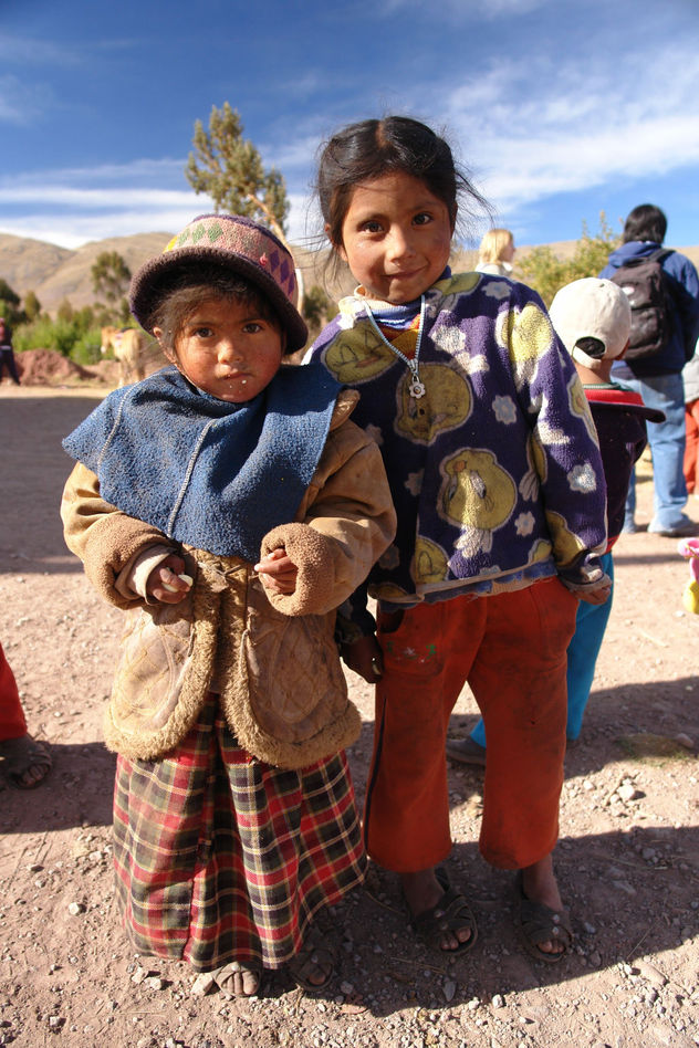 Niños del pueblo de  taucca ( Cusco - Peru )