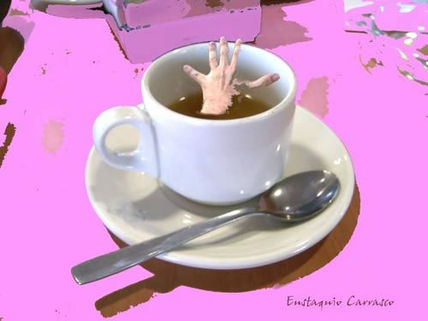 Mano en la taza