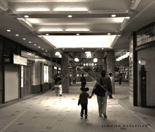 " Estacion de Cony Island  NY Madre & Hija " Portrait Black and White (Digital)