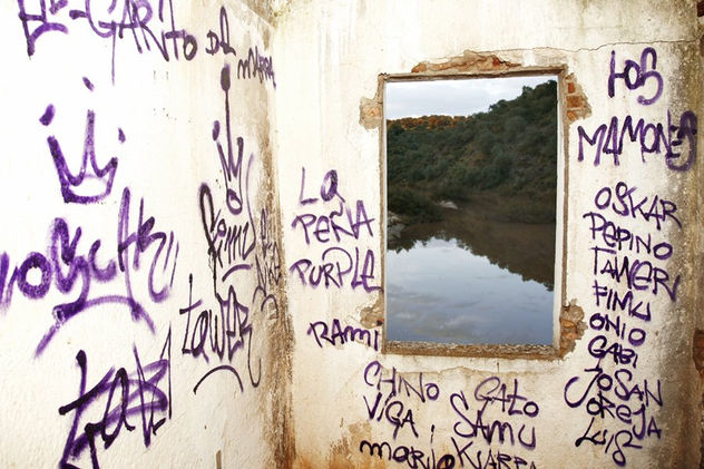 GRAFITIS EN LA CASETILLA DE LA PRESA