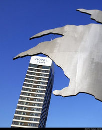 Torre y dragón.