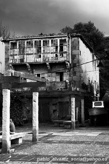 CASA EN MUGARDOS (blanco y negro) 