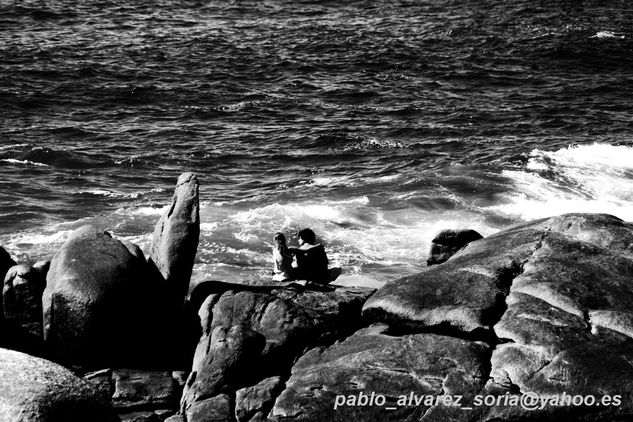 PAREJA ENAMORADA EN LA ROCA 