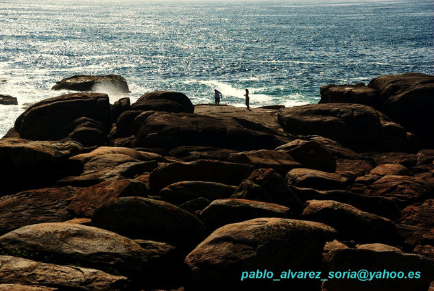 PAREJA ENAMORADA EN LA ROCAS 2 