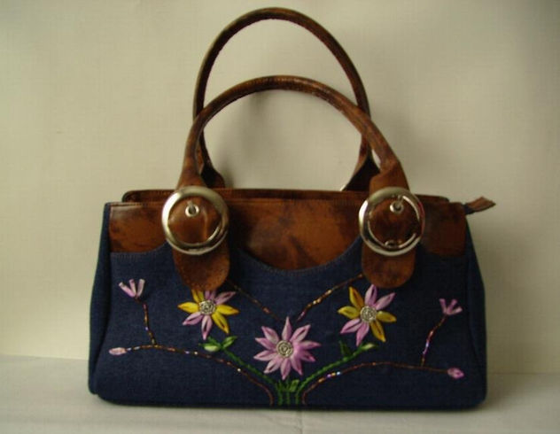 Cartera de mano con bolsillos espaciales