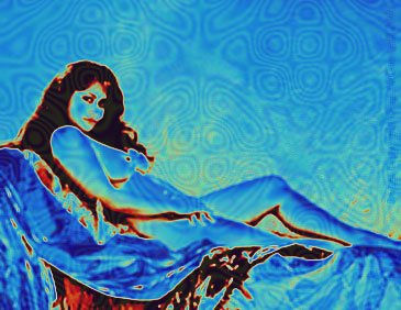 Mujer sobre moaré azul