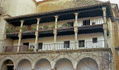 Balconadas en galerías superpuestas